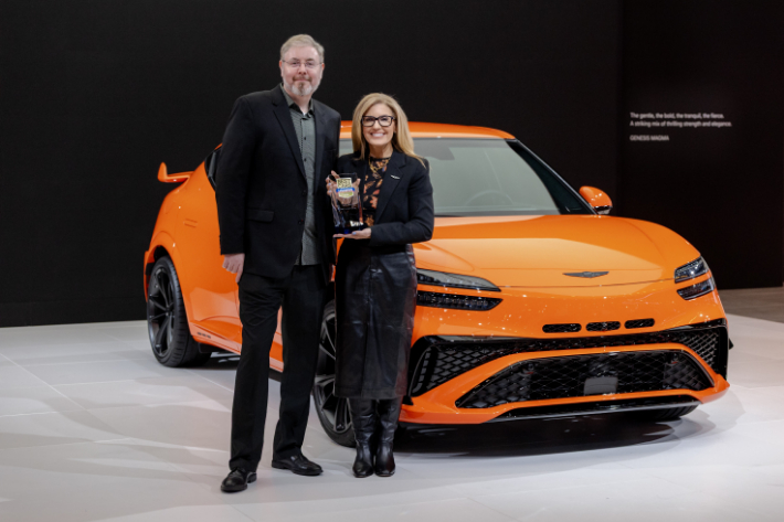 (왼쪽부터) 알렉스 크완텐(Alex Kwanten) US 뉴스 앤드 월드 리포트 편집장과 제네시스 북미법인 최고마케팅책임자(CMO) 에이미 마렌틱(Amy Marentic)이 수상패를 들고 GV60 마그마 차량 앞에서 사진 촬영을 하고 있다. 현대차 제공