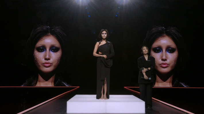 손테일·파리금손·오 돌체비타는 작품 공개 후 많은 사람들이 자신을 알아봐 준다고 웃었다. 영감을 얻는 방식에 대해 손테일은 '음악', 파리금손은 '관찰', 오 돌체비타는 '요가'를 각각 꼽았다. 사진은 오 돌체비타의 '어미 인어'. 쿠팡플레이 제공 