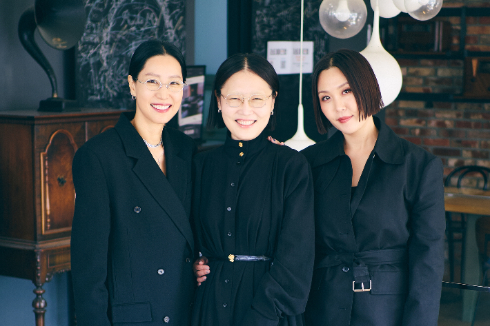 '저스트 메이크업' 우승자인 파리금손은 상금 사용 계획에 대해 "유튜브 촬영이나 저 스스로를 정화시키는 방향으로 브랜딩하고 싶어서 생각하고 있다"고 밝혔다. 좌측부터 손태일, 파리금손, 오 돌체비타. 쿠팡플레이 제공