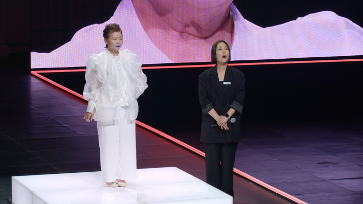 오 돌체비타의 '카마데누' 무대. 쿠팡플레이 제공