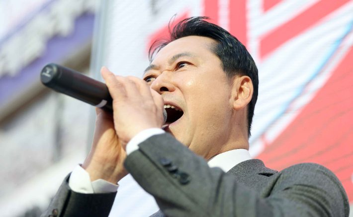 국민의힘 장동혁 대표가 23일 오후 경남 창원시 성산구 중앙동에서 열린 '민생회복 법치수호 국민대회'에 참석해 발언하고 있다. 연합뉴스