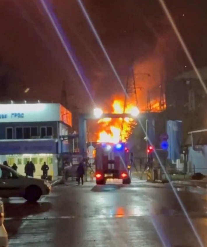 23일 우크라이나 드론의 공격을 받아 화재가 발생한 러시아 샤투라 발전소 주변에서 불길과 연기가 치솟는 모습. 연합뉴스