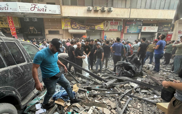 23일(현지시간) 레바논 수도 베이루트의 남쪽 교외 다히예 지역의 한 아파트가 이스라엘군의 공습을 당해 파괴됐다. 연합뉴스