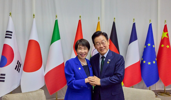 이재명 대통령이 23일(현지시간) 주요 20개국(G20) 정상회의가 열린 남아프리카공화국 요하네스버그 나스렉 엑스포센터에서 다카이치 사나에 일본 총리와 비공식 약식 회담에 앞서 기념촬영을 하고 있다. 연합뉴스