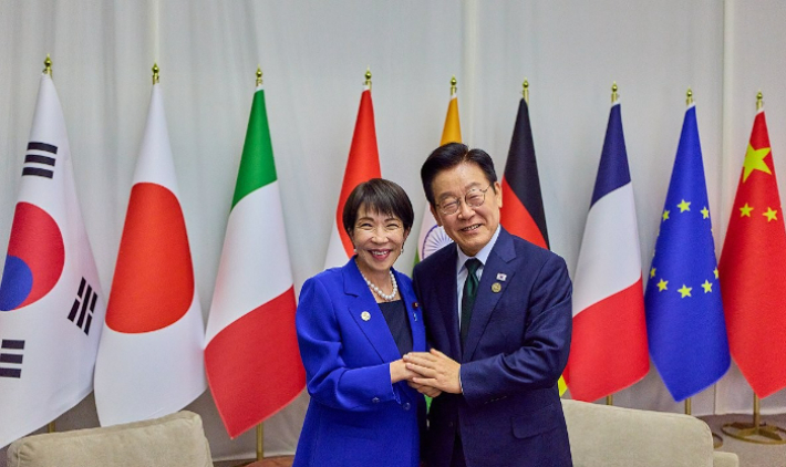 이재명 대통령이 23일(현지시간) 주요 20개국(G20) 정상회의가 열린 남아프리카공화국 요하네스버그 나스렉 엑스포센터에서 다카이치 사나에 일본 총리와 비공식 약식 회담에 앞서 기념촬영을 하고 있다. 연합뉴스