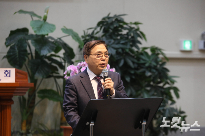 오명현 목사가 '정동수의 킹제임스 유일주의의 허구'를 주제로 강의하고 있다. 최화랑 기자