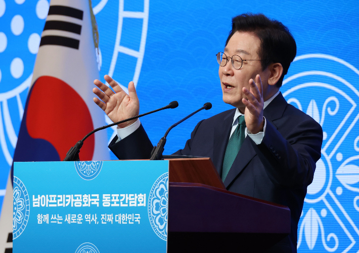 이재명 대통령이 23일(현지시간) 남아프리카공화국 요하네스버그 샌튼 컨벤션센터에서 열린 동포 오찬간담회에서 인사말을 하고 있다. 연합뉴스