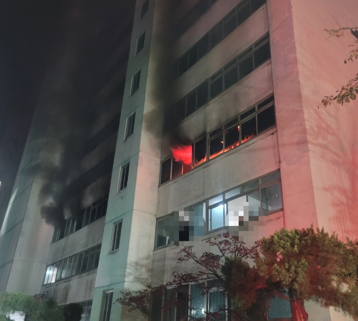 24일 오전 1시 47분쯤 대구 중구 남산동의 15층짜리 아파트 3층에서 불이 났다. 대구소방안전본부 제공