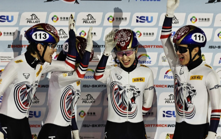 혼성계주에서 금메달을 따낸 한국 남녀 대표팀 선수들. 연합뉴스