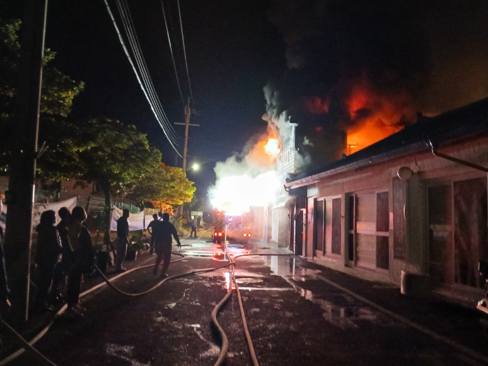 지난 23일 오후 8시 10분쯤 전남 신안군 하의도의 한 음식점에서 불이 나 소방당국이 진화 작업을 벌이고 있다. 전남 신안소방서 제공