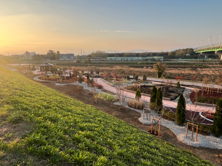 불로천 둔치 실외정원. 대구 동구 제공