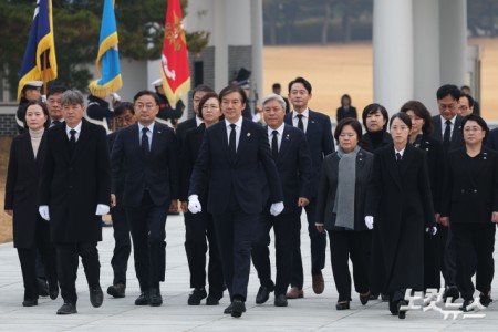 조국 조국혁신당  대표가 24일 오전 서울 동작구 국립서울현충원 현충탑을 참배하기 위해 이동하고 있다.