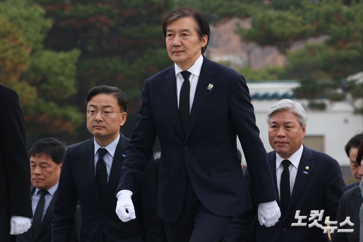 조국 조국혁신당  대표가 24일 오전 서울 동작구 국립서울현충원 현충탑을 참배하기 위해 이동하고 있다.