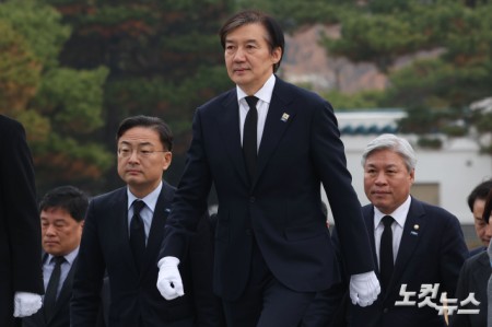 조국 조국혁신당  대표가 24일 오전 서울 동작구 국립서울현충원 현충탑을 참배하기 위해 이동하고 있다.