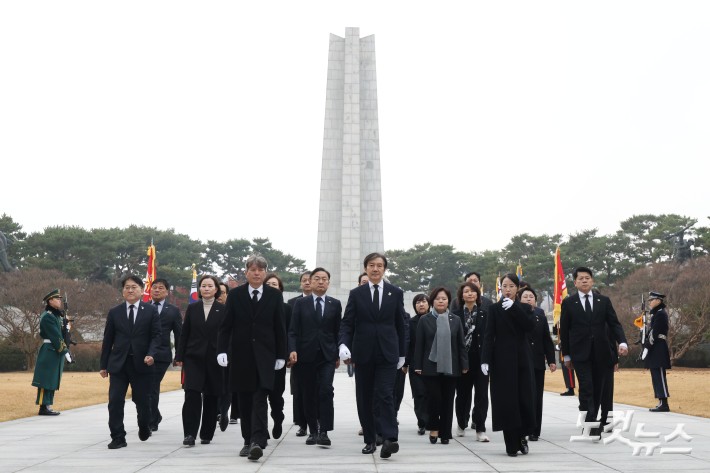 조국 조국혁신당  대표가 24일 오전 서울 동작구 국립서울현충원 현충탑에서 참배를 마친 뒤 이동하고 있다.