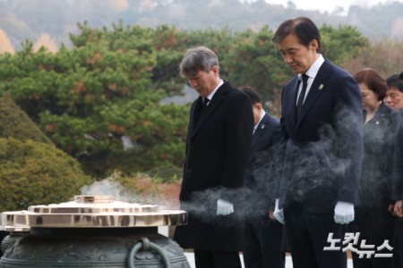 조국 조국혁신당 대표가 24일 오전 서울 동작구 국립서울현충원 현충탑을 참배하고 있다.