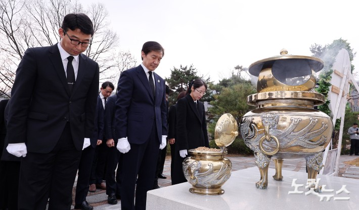 김대중 전 대통령 묘소 참배하는 조국 대표