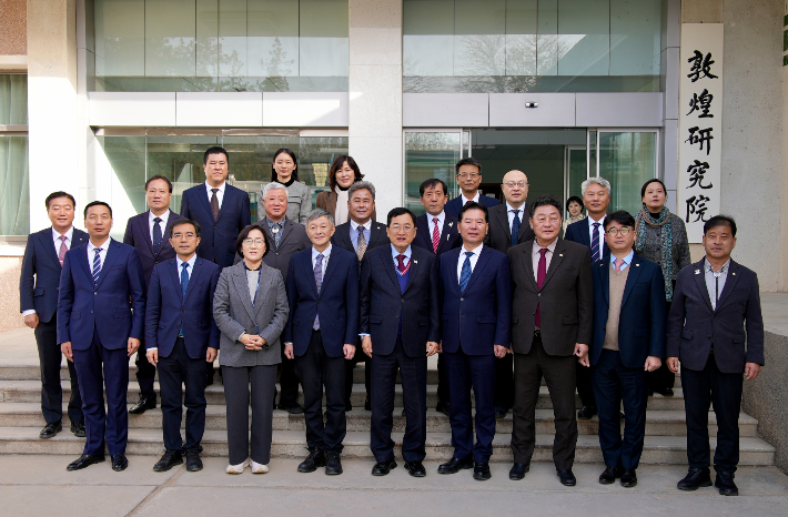 중국 둔황연구원을 방문한 경주시 대표단이 연구원 청사 앞에서 양측 관계자들과 기념촬영을 하고 있다. 경주시 제공