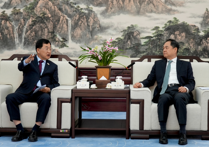 주낙영 경주시장이 21일 베이징에서 중국인민대외우호협회 양완밍 회장과 면담하며 지방정부 교류 확대 방안을 논의하고 있다. 경주시 제공