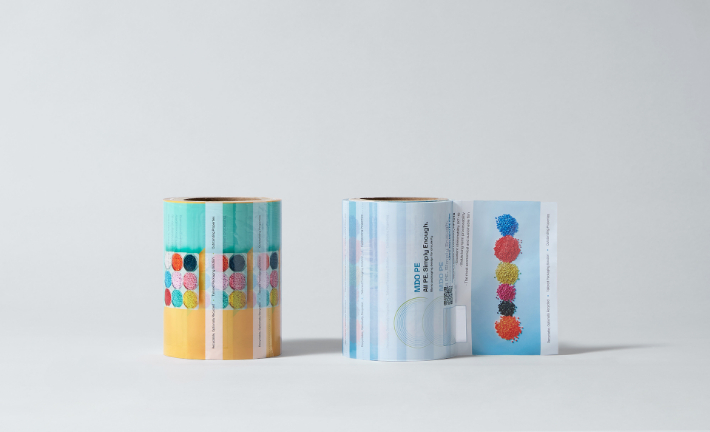 유니커블(UNIQABLE™) 소재로 만든 초박막 필름(MDO PE) 연출사진.  LG화학 제공