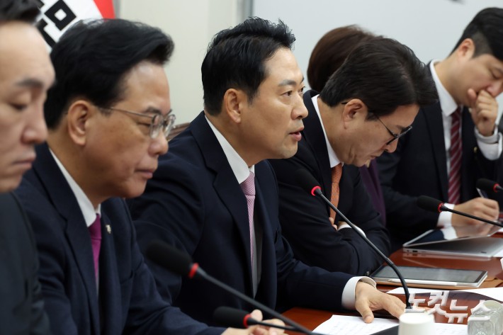 국민의힘 장동혁 대표가 24일 서울 여의도 국회에서 열린 최고위원회의에서 발언을 하고 있다.