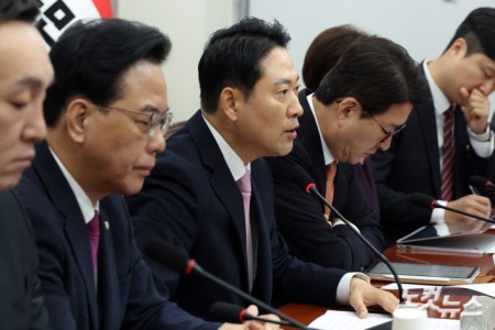 국민의힘 장동혁 대표가 24일 서울 여의도 국회에서 열린 최고위원회의에서 발언을 하고 있다.