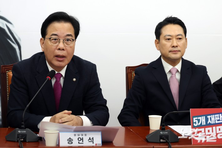 국민의힘 송언석 원내대표가 24일 서울 여의도 국회에서 열린 최고위원회의에서 발언을 하고 있다.