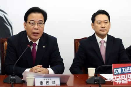 국민의힘 송언석 원내대표가 24일 서울 여의도 국회에서 열린 최고위원회의에서 발언을 하고 있다.