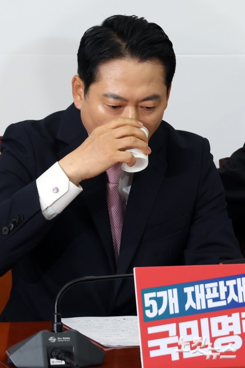 국민의힘 장동혁 대표가 24일 서울 여의도 국회에서 열린 최고위원회의에서 물을 마시고 있다.