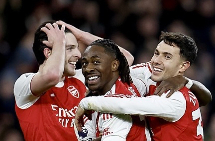 동료들과 포옹하는 에제. 연합뉴스