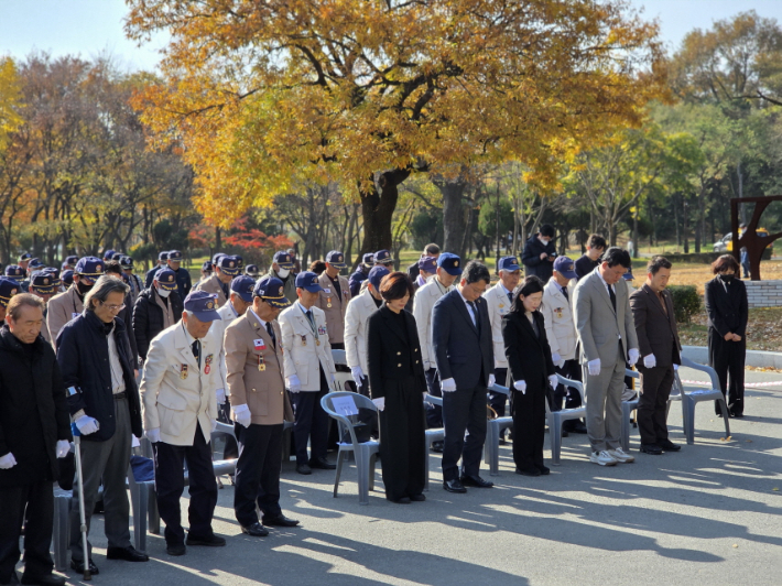 제6회 참전유공자 추모 및 명예선양비 기념식에서 참석자들이 참전유공자를 기리며 묵념하고 있다. 경주시 제공