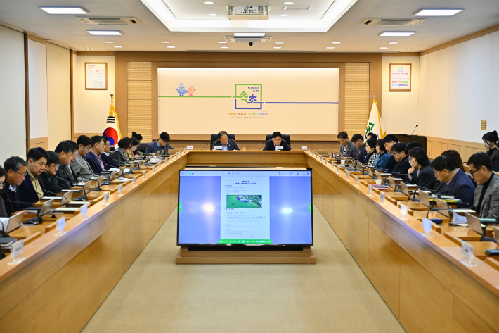 속초시는 24일 시청 디지털상황실에서 이병선 시장 주재로 '민선 8기 인프라 구축사업 추진상황 보고회'를 열고, 부서별 추진 현황을 집중 점검했다. 속초시 제공