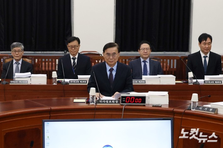 이종석 국가정보원장이 24일 서울 여의도 국회에서 열린 정보위원회 전체회의에 출석해 자리하고 있다.