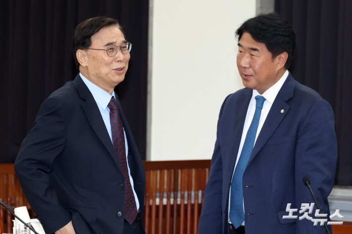 대화하는 이종석 국정원장-이기헌 의원