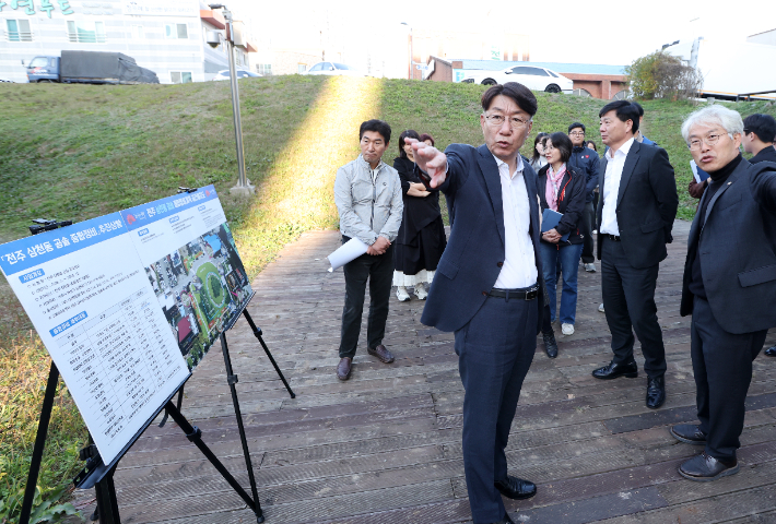 우범기 전주시장이 '찾아가는 시민과의 대화'에서 접수된 민원 사항에 대해 현장 점검하고 있다. 전주시 제공