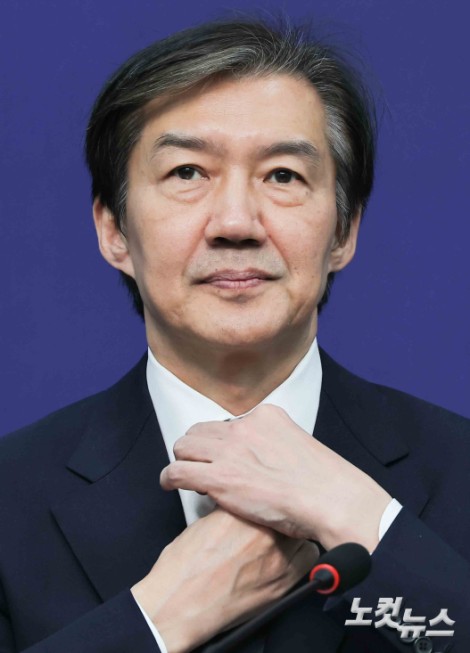 넥타이 만지는 조국 대표