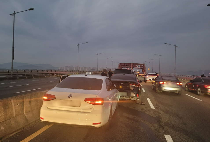 24일 오전 6시 35분쯤 부산 강서구 신호대교에서 4중 추돌사고가 발생했다. 부산경찰청 제공