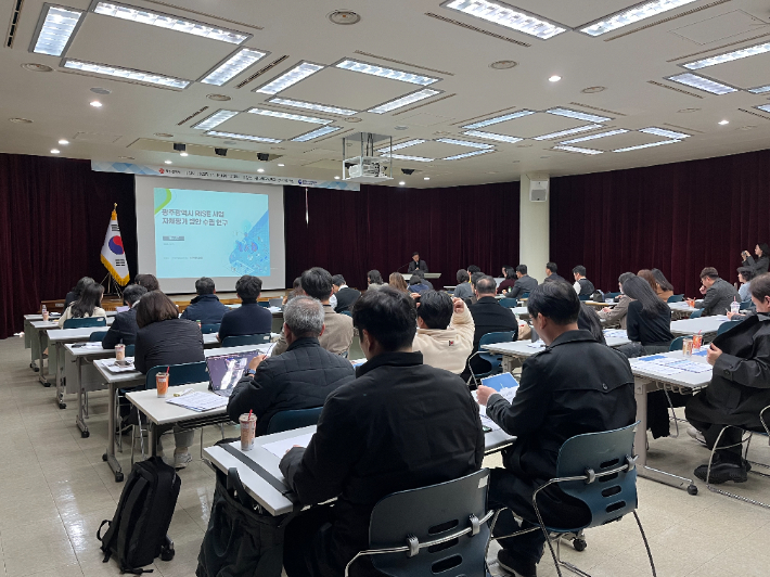 광주RISE센터가 지난 19일 광주테크노파크에서 'RISE사업 성과관리 체계 고도화 및 자체평가 수립 연구용역' 착수보고와 간담회를 개최했다. 광주RISE센터 제공