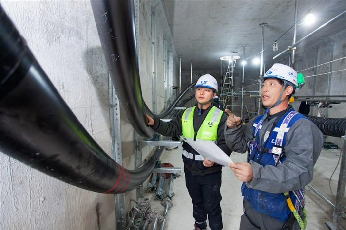 LS전선 직원이 세계 최대 송전 용량인 500kV급 HVDC 케이블이 투입되는 동해안-신가평 시공 현장을 점검하고 있다. LS전선 제공