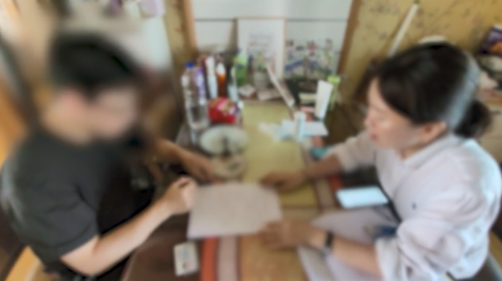 경찰이 A씨 일당의 사무실을 상대로 압수수색 영장을 집행하고 있다. 부산경찰청 제공 