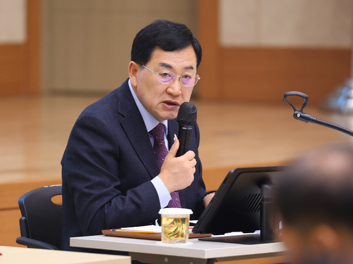 경주시 주낙영 시장이 확대간부회의에서 주요 현안과 연말 행사 추진 상황을 점검하고 있다. 경주시 제공