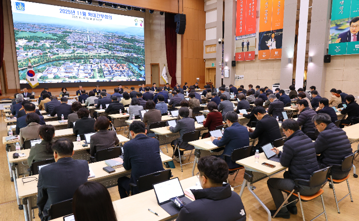 경주시가 확대간부회의를 열고 주요 현안과 연말 행사 추진 상황을 점검하고 있다. 경주시 제공