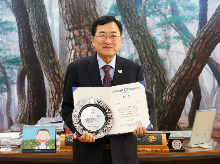 주낙영 경주시장이 대한민국지자체홍보대상 역사문화부문 대상 상패와 인증서를 들고 기념촬영을 하고 있다. 경주시 제공
