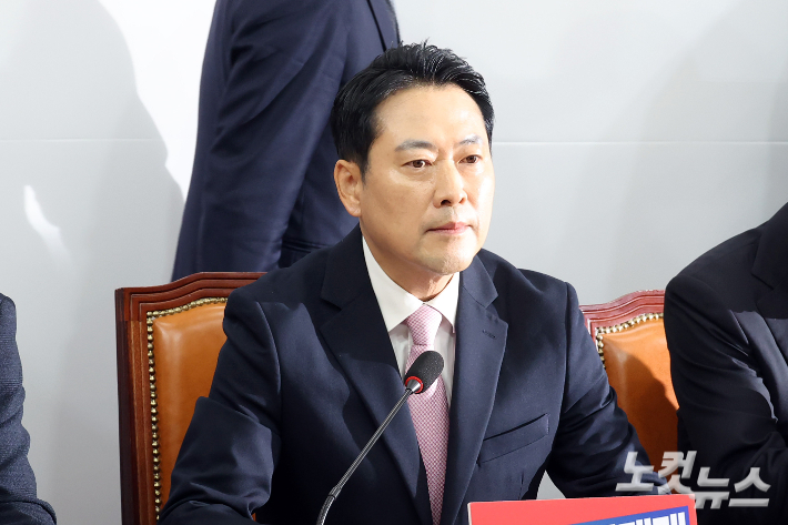 국민의힘 장동혁 대표가 24일 서울 여의도 국회에서 열린 최고위원회의에 참석하고 있다. 윤창원 기자