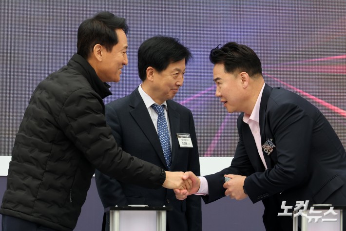 악수하는 오세훈 시장-오언석 도봉구청장