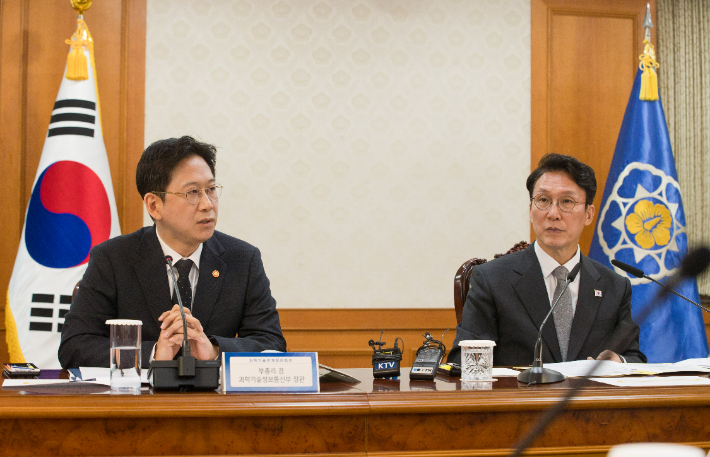 24일 정부서울청사에서 김민석(오른쪽) 국무총리 주재로 열린 '제1회 과학기술관계장관회의'에서 배경훈 과학기술부총리 겸 과학기술정보통신부 장관이 발언하고 있다. 과기정통부 제공