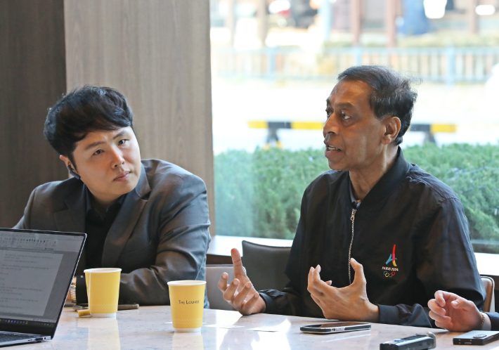 오주영 아시아연맹 부회장(왼쪽)과 압둘할림 연맹 회장이 대전 발전 방향에 대해 설명하고 있다. 아시아연맹 제공