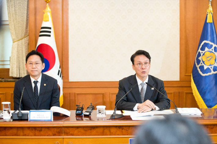 김민석(오른쪽) 국무총리가 24일 정부서울청사에서 '제1회 과학기술관계장관회의'를 주재하며 발언하고 있다. 왼쪽은 배경훈 과학기술부총리 겸 과학기술정보통신부 장관. 과기정통부 제공