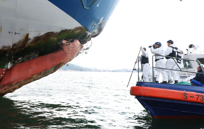 20일 오전 전남 목포시 삼학부두에서 해경과 국과수가 2만6천t급 여객선 퀸제누비아2호에 대한 감식을 하고 있다. 연합뉴스