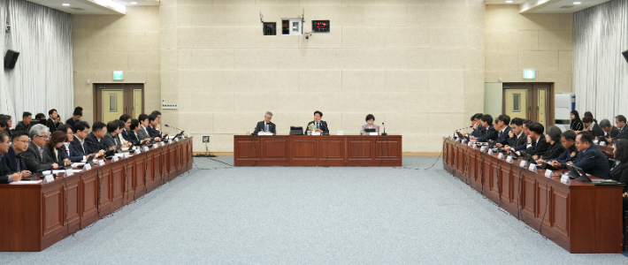 24일 제주도청에서 열린 주간혁신성장회의에서 오영훈 제주지사가 4.3 희생자와 유족들이 겪는 제도적 사각지대를 해소하겠다고 밝혔다. 제주도 제공